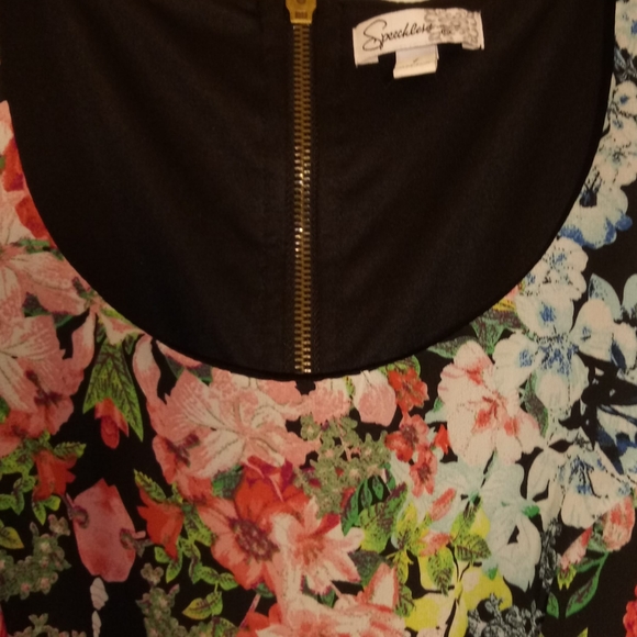 SPEECHLESS FLORAL DRESS FREE WHEN BUNDLED WITH PURCHASE OF $25 OR MORE - Picture 2 of 7